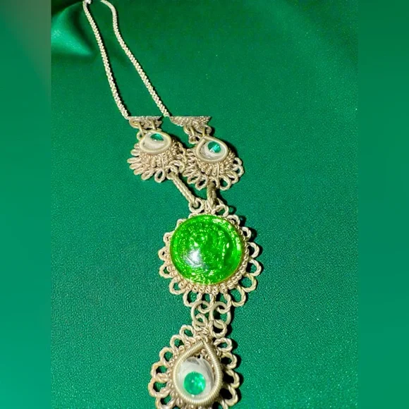 Antique Czech Cannetille Silesian Iron Wirework & Green Glass Demi Parure Set - Picture 8 of 9